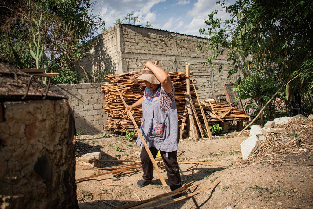 Familia artesana trabajando el barro